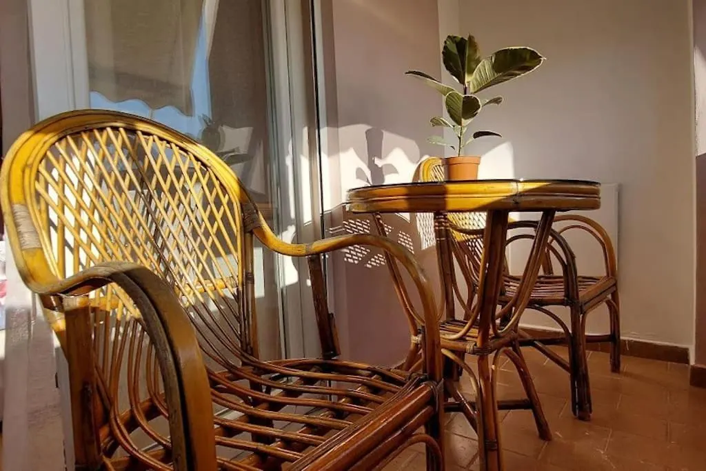 Cozy Sunlit Apartment With Scenic Balcony View 地拉那