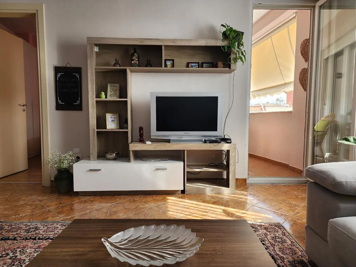Cozy Sunlit Apartment With Scenic Balcony View 地拉那