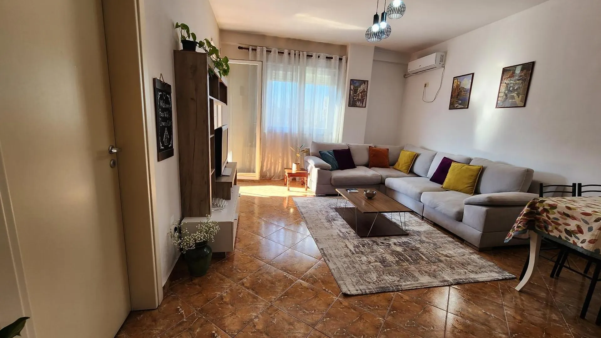 Cozy Sunlit Apartment With Scenic Balcony View 地拉那